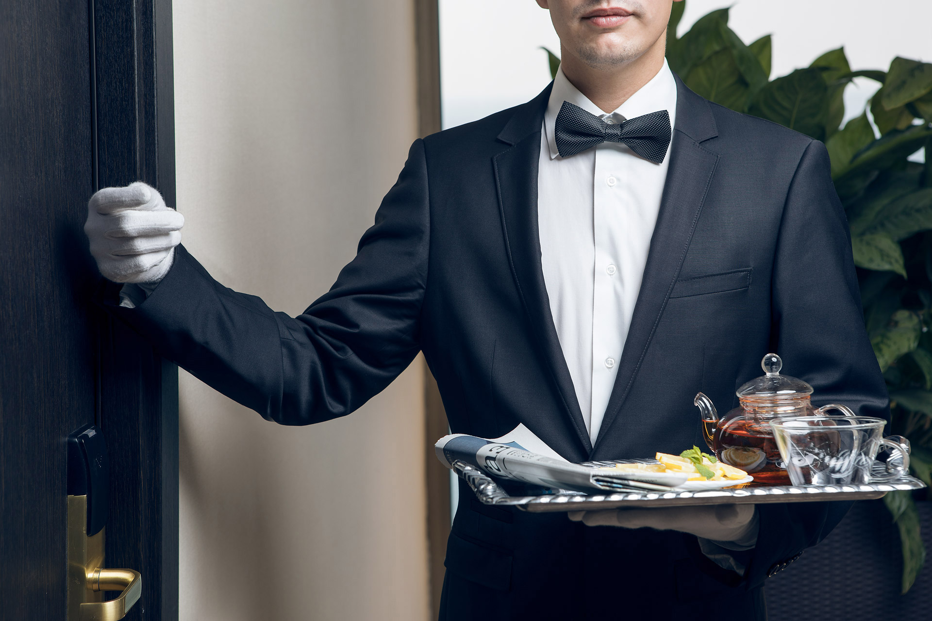 Room service 2024. Рум сервис. Рум сервис в гостинице. Официант. Официант в смокинге.